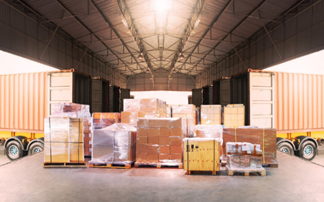 Chariots couverts et conteneurs scellés protègent vos biens de la pluie et de l’humidité en mousson.